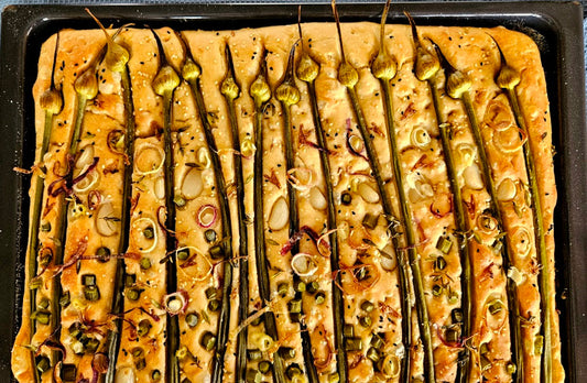 Focaccia mit Elefantenknoblauch-Stängel