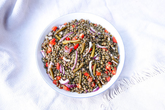 Linsensalat mit Knoblauchstängeln