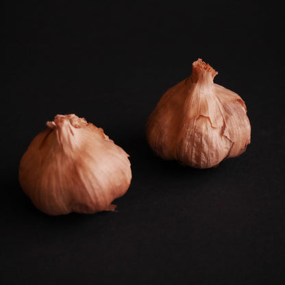 Sort hvidløg 2 hele løg